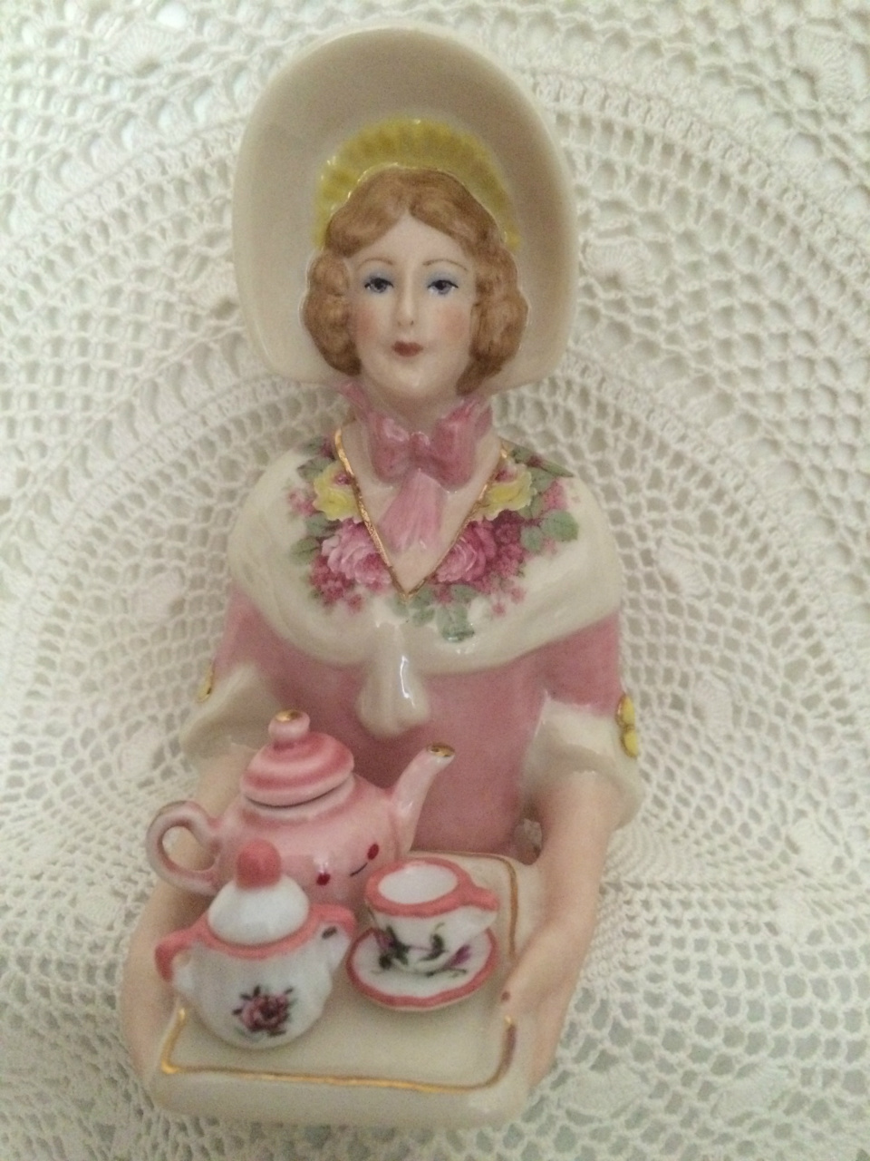 ELIZABETH WITH TRAY