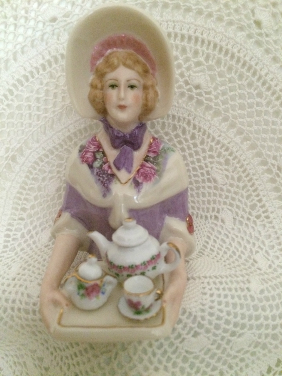 ELIZABETH WITH TRAY