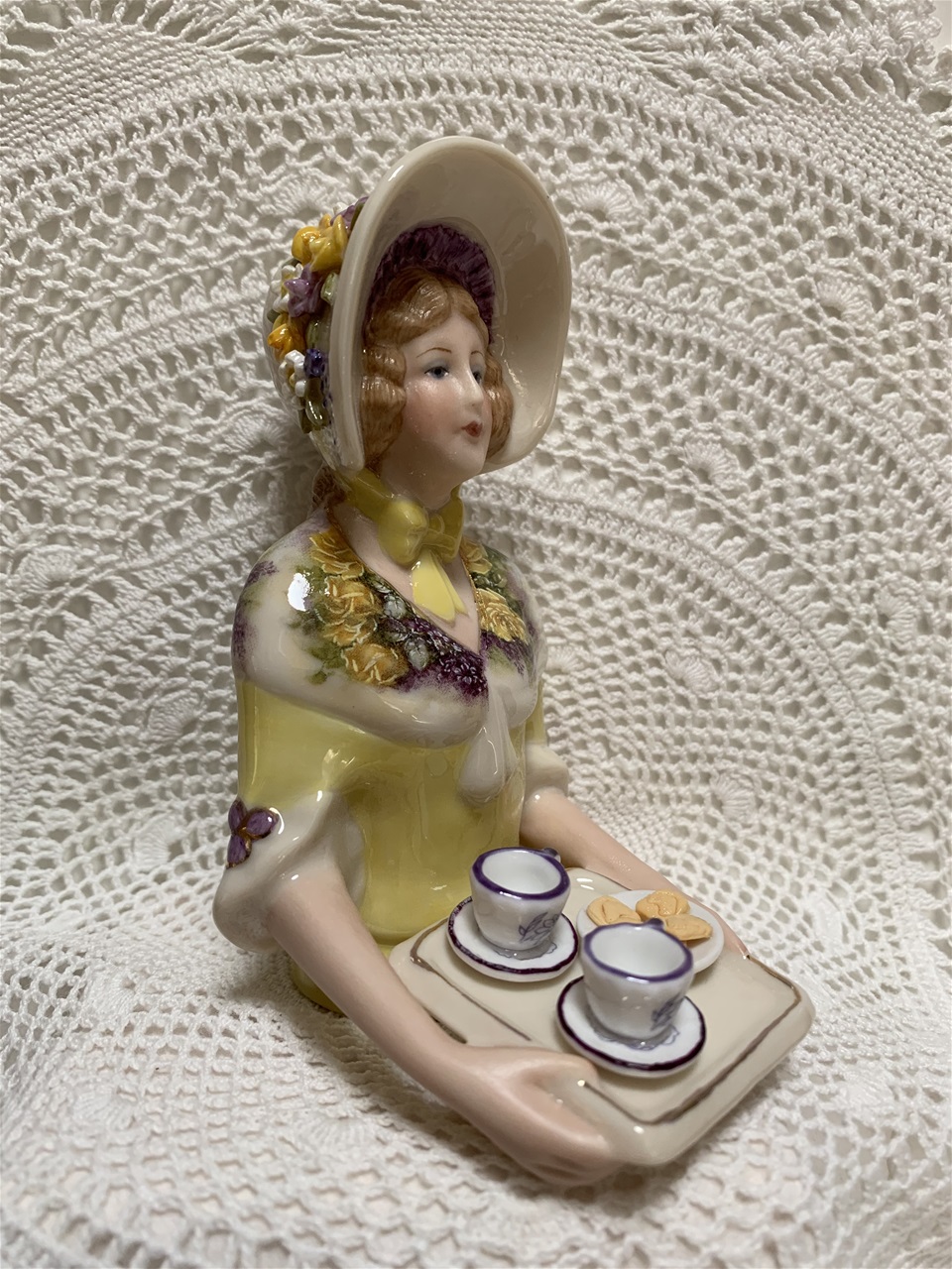 ELIZABETH WITH TRAY